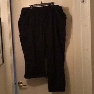 Black convertible cotton cargo pant to crop pant